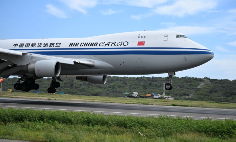 U.S. Troops Unload Chinese Aid Flight in Earthquake-Stricken Venezuela 1 U.S. Troops Handle Chinese Aid in Venezuela