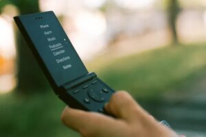 Light Flip Clamshell Phone