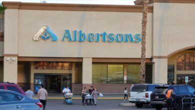 1784901088 Albertsons shoppers