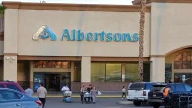 Albertsons Cuts Full-Year Forecast as Shopper Caution Hits Supermarket Sales 9 1784901088 Albertsons shoppers