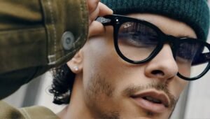 Apple Delays Smart Glasses Launch