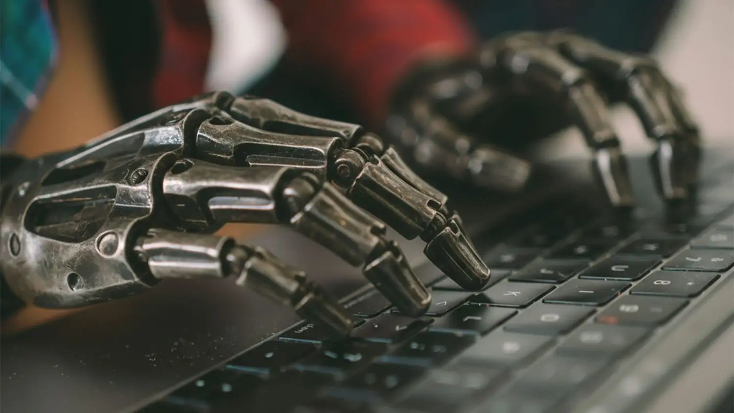 Manos de un Terminator T-800 escribiendo código en un ordenador con ChatGPT y GPT-5.3 Codex Spark