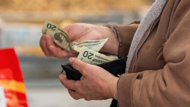 The Greenback’s Enduring Dominance: Why Standard Chartered Sees a ‘Re-Dollarization’ Trend 1 The Future of the U.S. Dollar