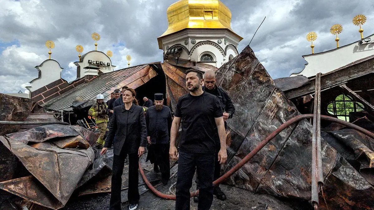 Ukraine Prime Minister Yulia Svyrydenko Resigns in Major Wartime Cabinet Shake-Up 2 Ukraine's President Volodymyr Zelenskyy and Ukrainian Prime Minister Yulia Svyrydenko walking