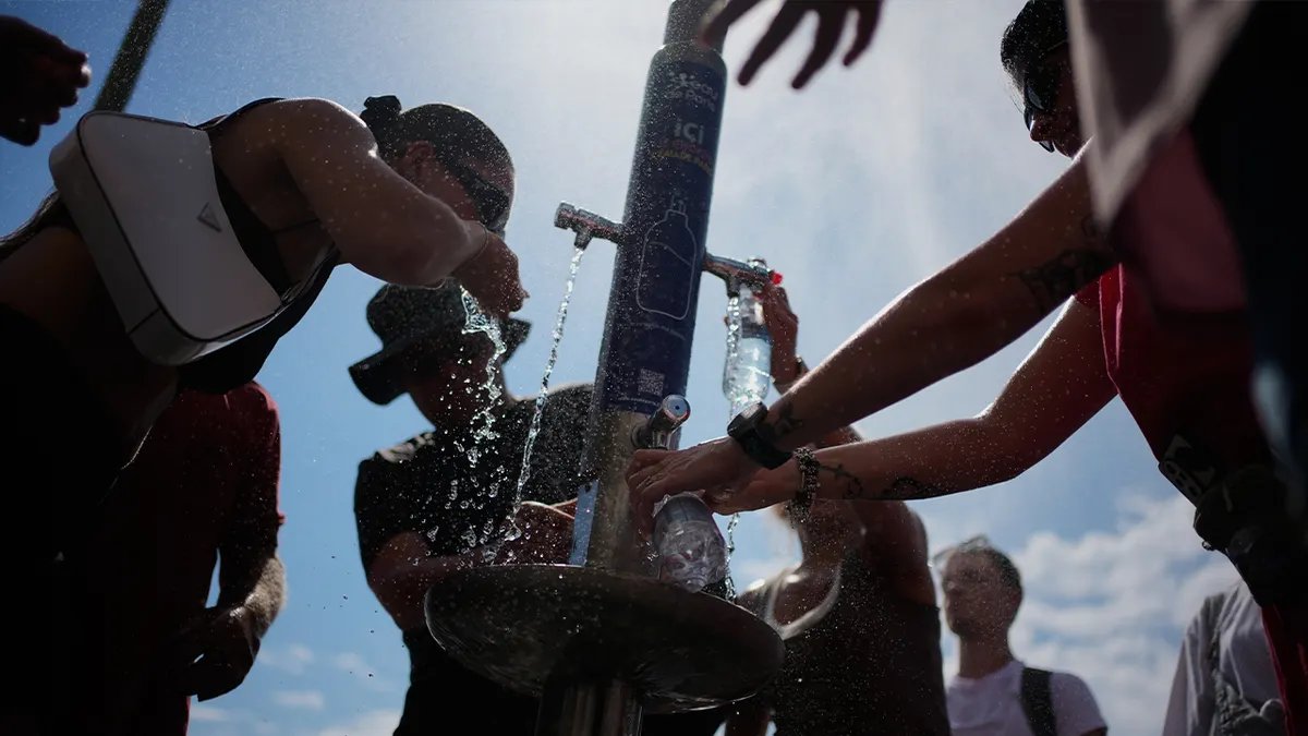 tourists at a paris water fountain