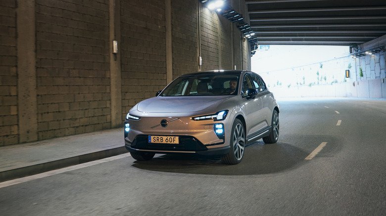 2027 Volvo EX60 First Drive: A Technical Leap Forward with Software Growing Pains 6 A silver 2027 Volvo EX60 driving through a tunnel