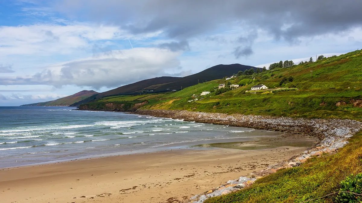 International Manhunt Intensifies for Suspect in Murder of American Woman in Ireland 3 View of Inch Beach in County Kerry, Ireland.