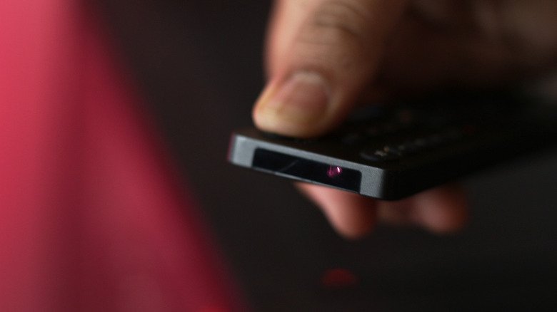 Why Modern Smart TVs Still Rely on Decades-Old Infrared Remotes 2 A remote control emitting IR light