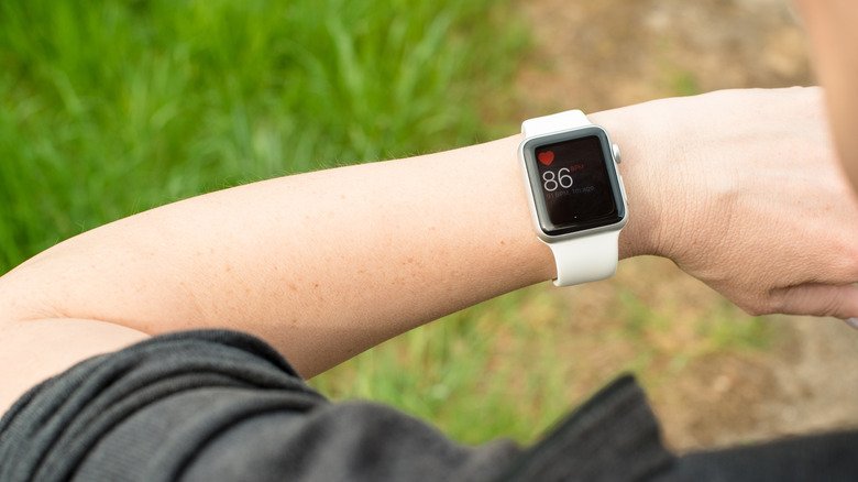 Smartwatches Offer Algorithmic Estimates Rather Than Accurate Calorie Counts, Studies Show 2 A person checking their heart rate on an Apple Watch