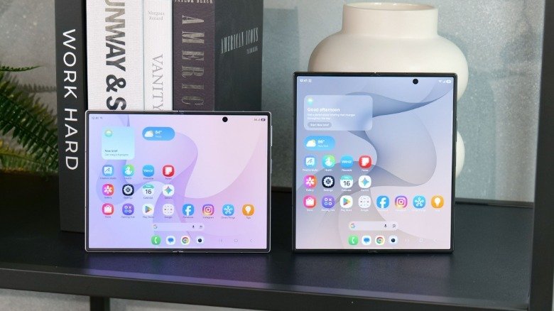 A design and screen size comparison between the Z Fold 8 and the Z Fold 8 Ultra.