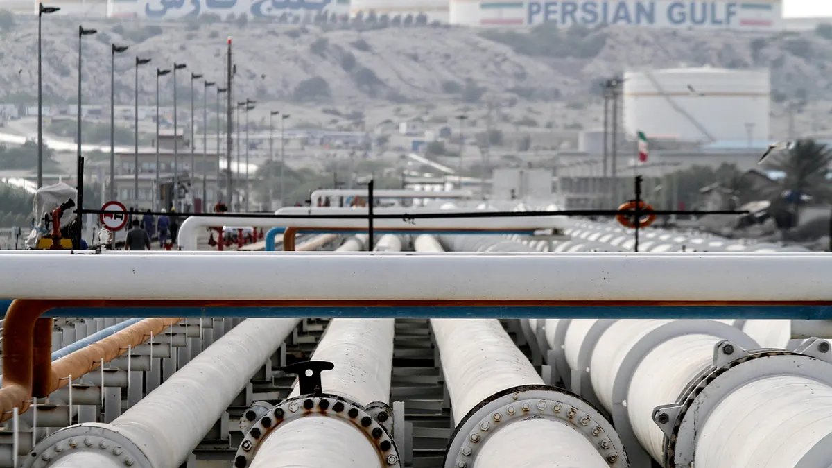 Trump Refusal to Rule Out Seizing Iran’s Kharg Island Highlights High-Stakes Military Scenarios 5 Export oil pipelines run across an industrial facility on Kharg Island along Iran’s Persian Gulf coast.