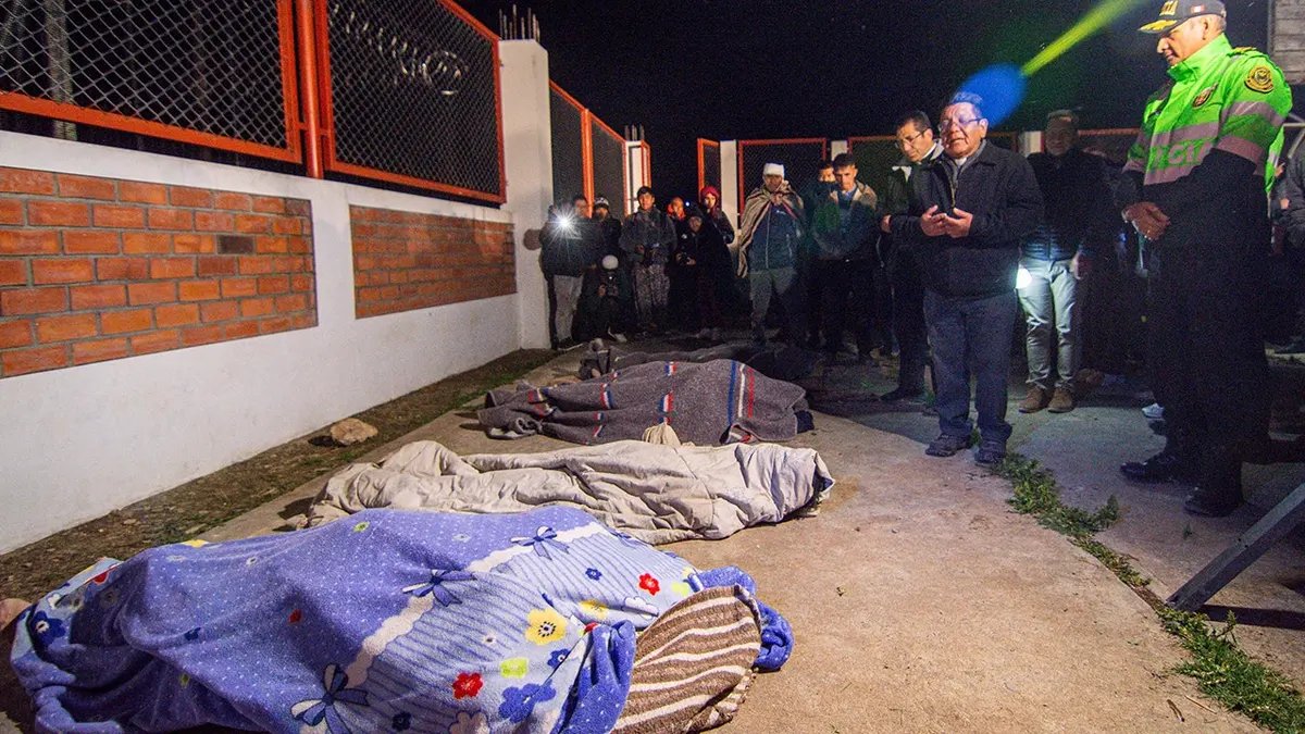Five Dead and Hundreds Displaced After Magnitude 5.5 Earthquake Strikes Central Peru 3 Residents stand beside covered bodies in Pumpuya, Peru.