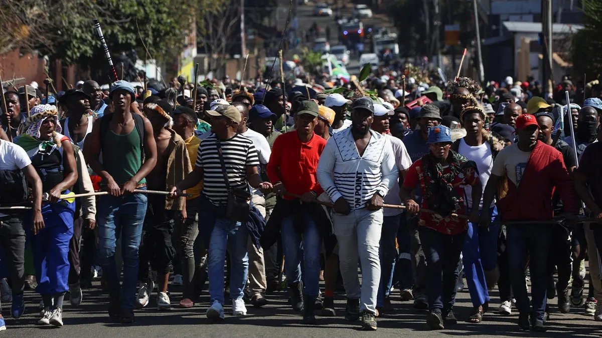 Over 160,000 Foreign Nationals Leave South Africa as Anti-Immigration Demonstrations and Political Pressure Mount 4 crowds of marchers walk through street