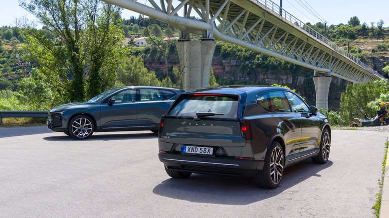 2027 Volvo EX60 First Drive: A Technical Leap Forward with Software Growing Pains 2 A pair of 2027 Volvo EX60s parked in the shadow of a bridge