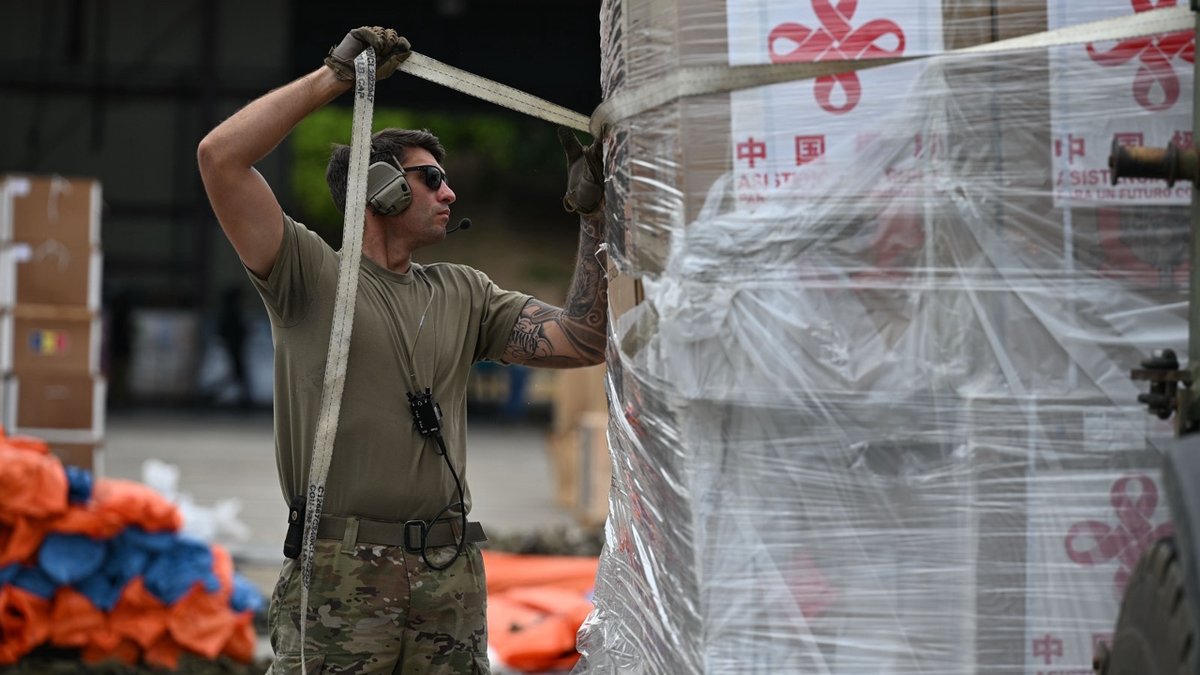 U.S. Troops Unload Chinese Aid Flight in Earthquake-Stricken Venezuela 4 A U.S. soldier undoes wrapping on Chinese aid to Venezuela