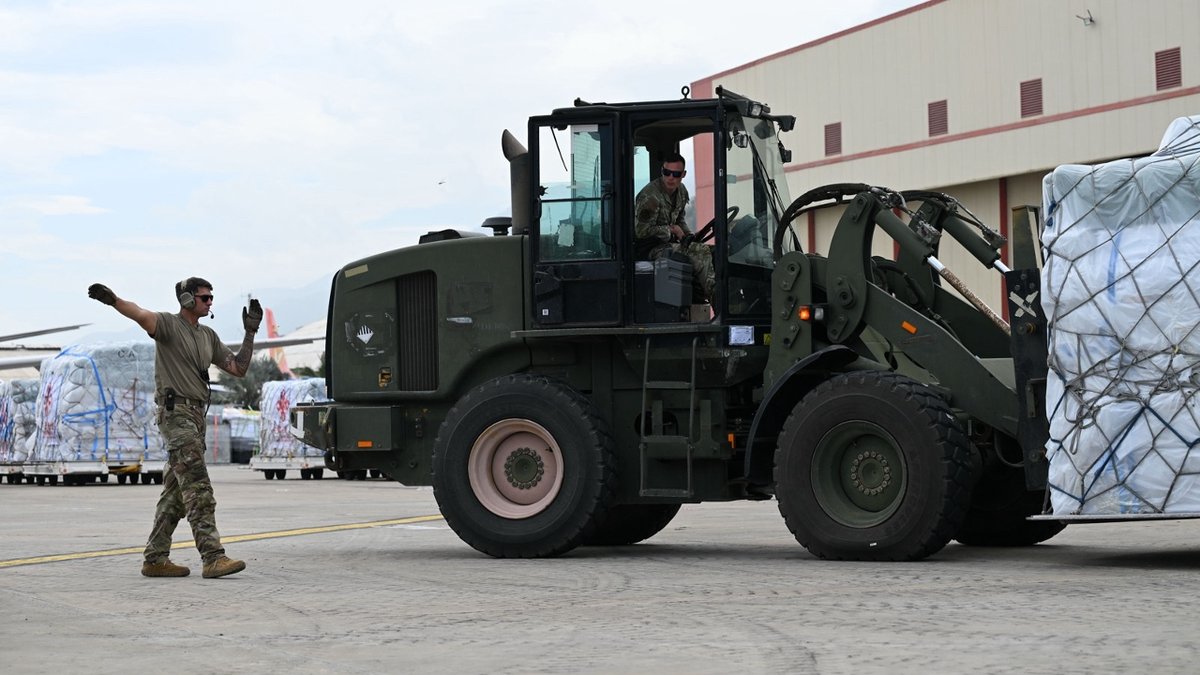 U.S. Troops Unload Chinese Aid Flight in Earthquake-Stricken Venezuela 2 U.S. soldiers aid to Venezuela
