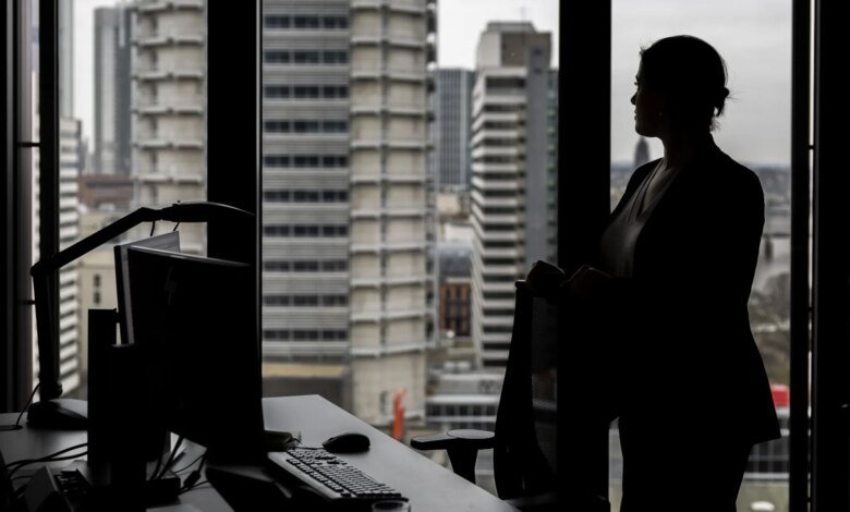 Women Overtake Men in US Payrolls