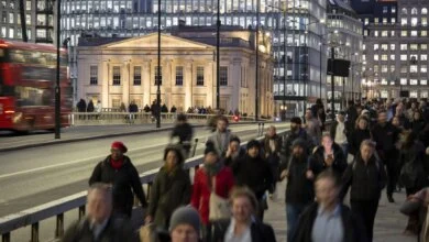 UK Job Vacancies Fall 10% as Employers Shift Hiring Toward Senior AI Roles 4 UK AI Jobs Divide