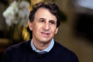 Apollo CEO Traces Career From Minimum Wage