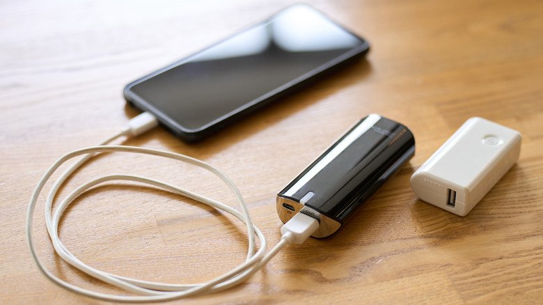 Public USB Charging Ports Pose Malware Risks as Authorities Highlight Hardware Protections 2 A small power bank charging a smartphone