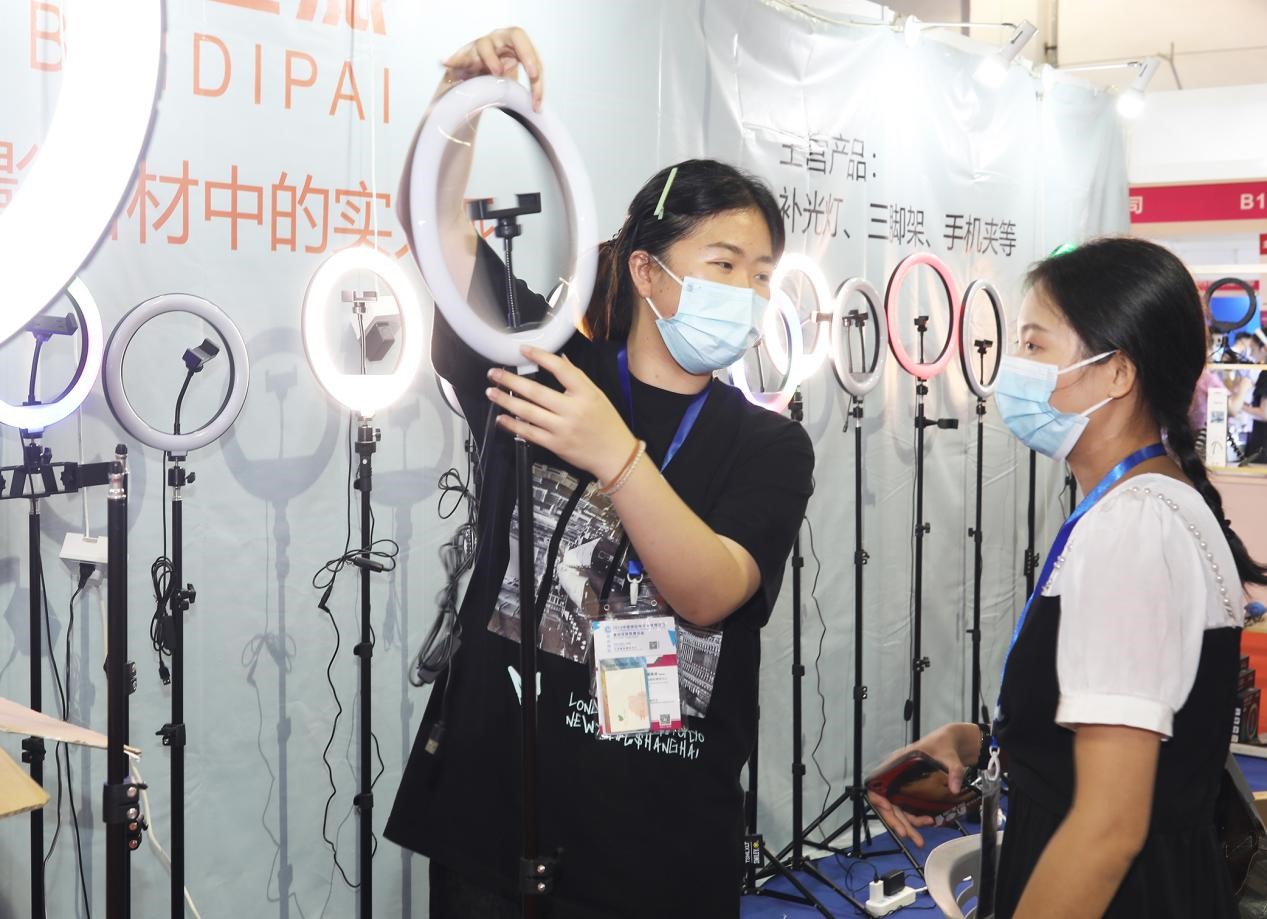 A buyer purchases fill light instruments for livestream shows at the China Yiwu Network Broadcast and Short Video Industry Expo held on Sept. 12, 2021. (Photo by Gong Xianming/People's Daily Online)