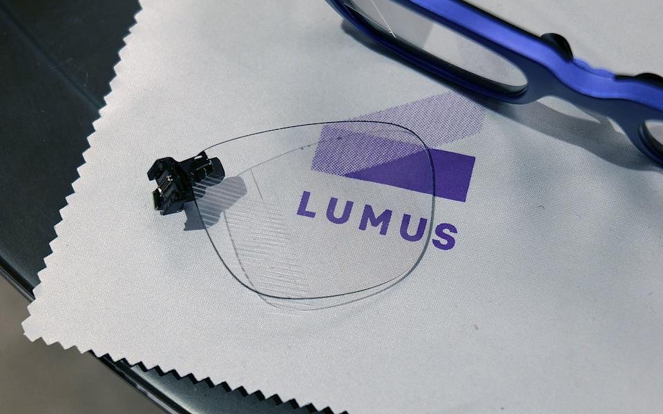 Lumus تكشف عن مستقبل النظارات الذكية: عدسات تذهل الأبصار في CES 2026 1 lumus wave guide
