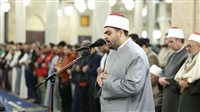 طالب أزهري يؤم التراويح