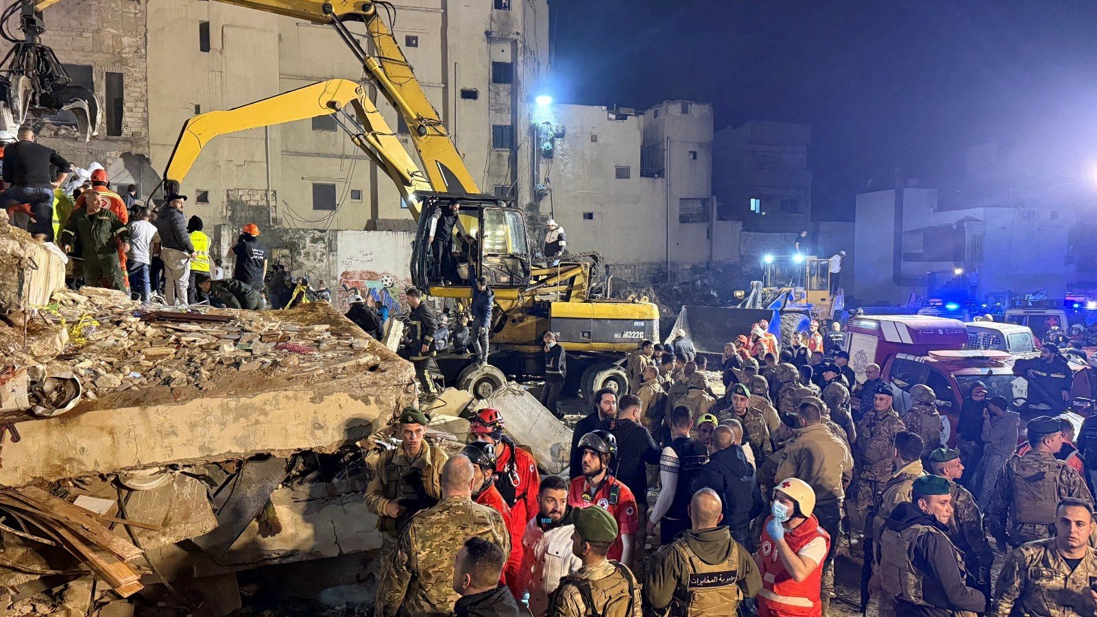 حصيلة انهيار مبنى طرابلس ترتفع إلى 14 قتيلاً.. وأزمة الأبنية المتصدعة تتفاقم 1 انهيار طرابلس: حصيلة مفجعة