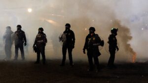 ترامب والهجرة بمراكز الاقتراع