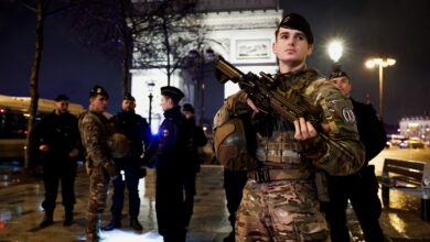 قوس النصر يشهد دماً.. مقتل مهاجم بسكين استهدف دركيين في قلب باريس 10 هجوم-قوس-النصر-باريس-مقتل-مهاجم