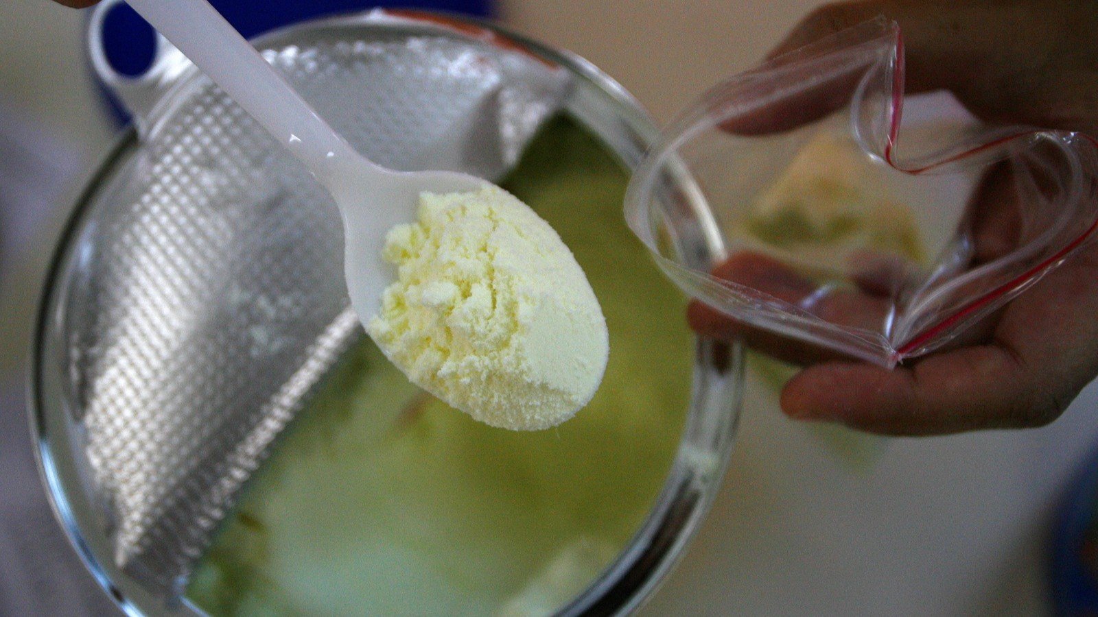 تحقيق بوفيات رضع وحليب مسحوب