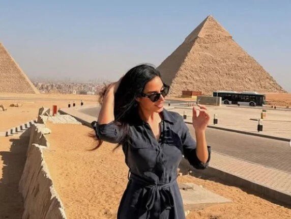 نسرين أمين تثير تفاعلاً واسعاً بظهورها أمام الأهرامات 1 نسرين أمين والأهرامات