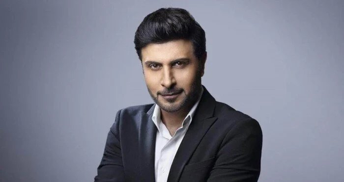 المهندس يهدي ساعته لمعجب