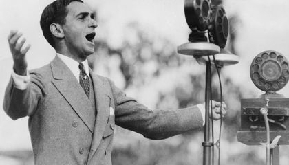 ثمانية عقود من المجد: 'وايت كريسماس' تواصل تربّعها على عرش الأغاني الأكثر مبيعاً عالمياً 1 وايت-كريسماس-اسطورة-موسيقية-80-عاماً