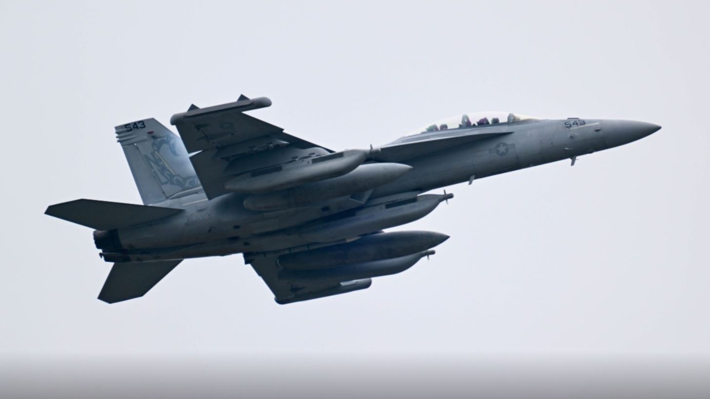 الولايات المتحدة تنشر 6 طائرات إلكترونية Growler نحو الشرق الأوسط استعدادًا لضربة محتملة على إيران 1 growler-iran