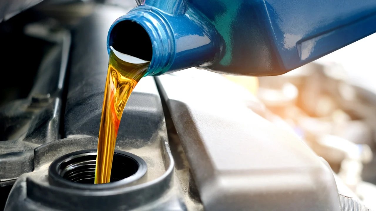 معضلة زيت المحرك: حيرة السائقين بين الضرورة والقواعد 1 زيت المحرك: حيرة الخلط