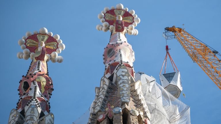 «ساغرادا فاميليا» تلامس عنان السماء: برشلونة تشهد تتويج أطول كنيسة في العالم 1 sagrada-familia-highest-church-barcelona