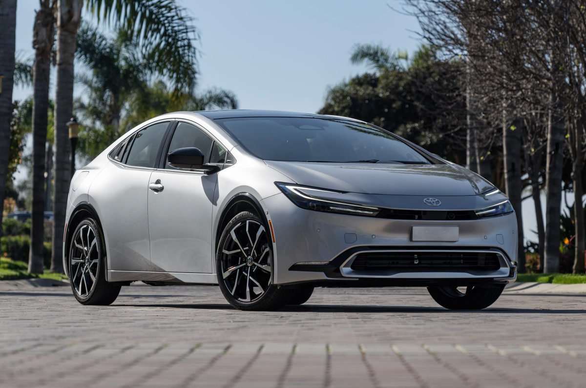 سيارة هجينة قيد الشحن