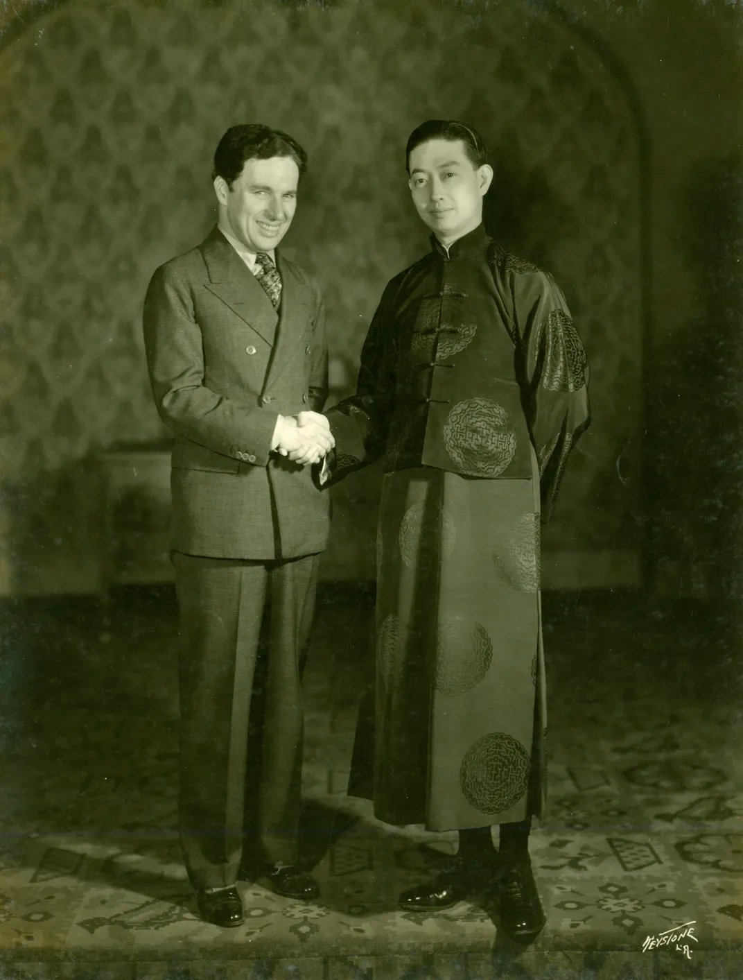 مي لانفانغ: فنان الصين الذي صاغ تاريخ الأوبرا وواجه الاحتلال 3 Mei Lanfang poses with Charlie Chaplin