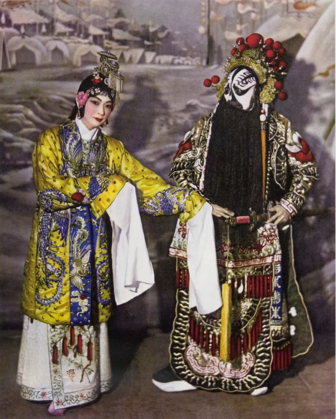 مي لانفانغ: فنان الصين الذي صاغ تاريخ الأوبرا وواجه الاحتلال 2 Mei Lanfang performs with Yang Xiaolou