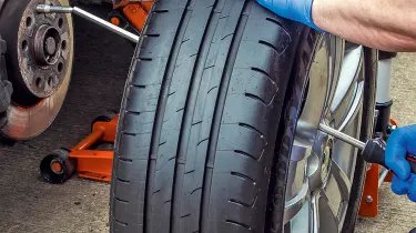 أداة-تبديل-إطارات-سيارات