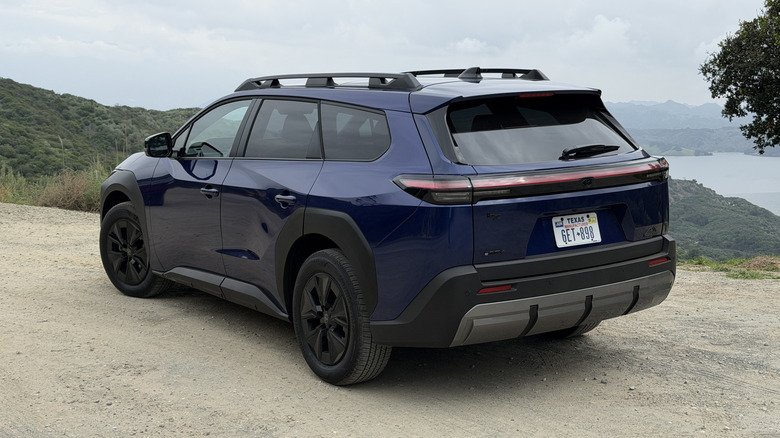 تويوتا bZ وودلاند 2026: عربة كهربائية لمغامرات الحياة اليومية أم مجرد تجربة يابانية متأخرة؟ 2 Rear 3/4 view of a blue Toyota bZ Woodland