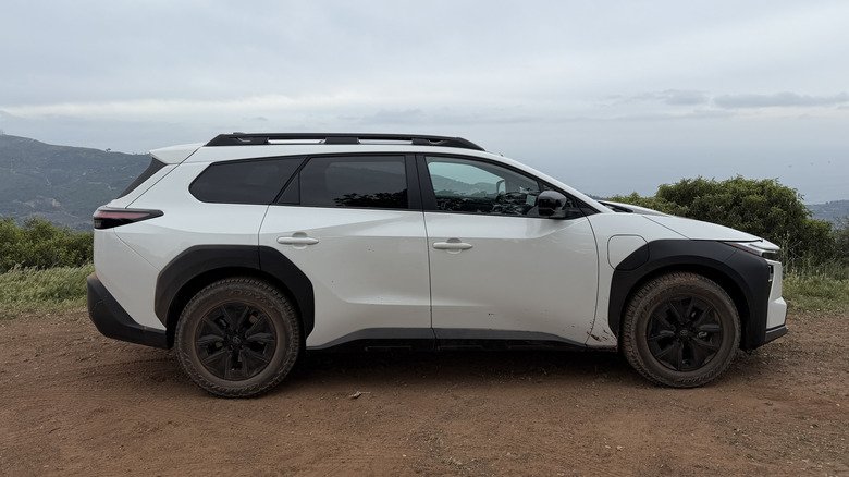تويوتا bZ وودلاند 2026: عربة كهربائية لمغامرات الحياة اليومية أم مجرد تجربة يابانية متأخرة؟ 4 Side view of a white Toyota bZ Woodland