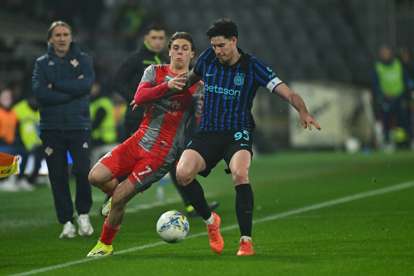 برشلونة يطارد باستوني: أحلام دفاعية تصطدم بواقع مالي قاسٍ 1 باستوني وبرشلونة