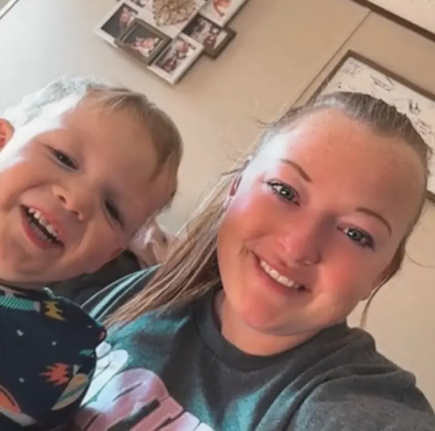 3χρονος είδε ηλικιωμένο να τρώει μόνος του και πήγε να