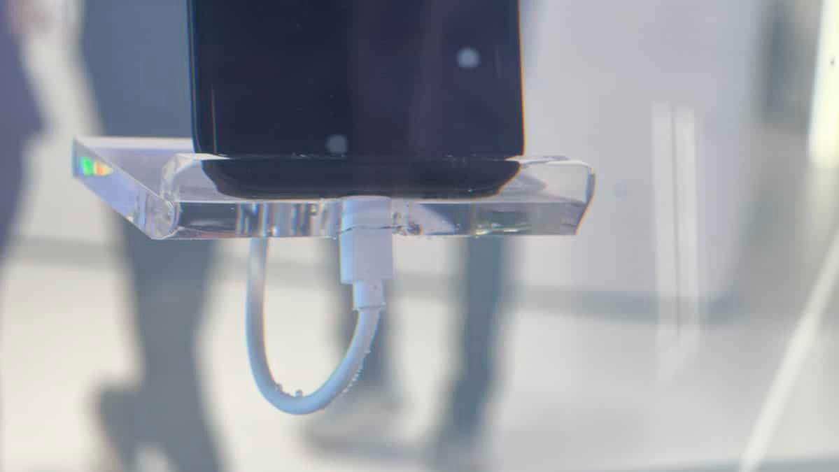 تكنو تكشف عن هاتف يشحن تحت الماء: هل هذه ثورة أم مجرد إبهار؟ 1 تكنو-شحن-تحت-الماء