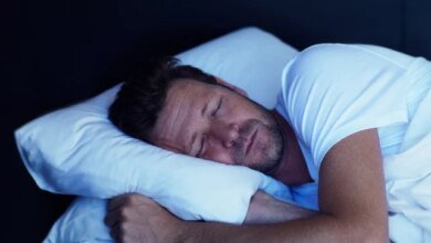 لماذا تستيقظ في الثالثة فجراً؟ العلم يفسر ظاهرة اليقظة الليلية المتكررة 2 أسباب اليقظة في الثالثة فجراً