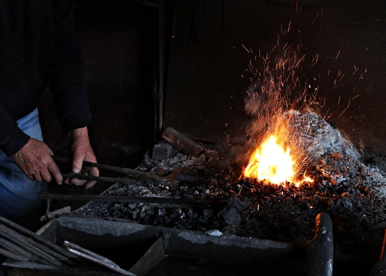 أقدم حداد في ألاجام