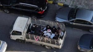 قصف ونزوح في لبنان