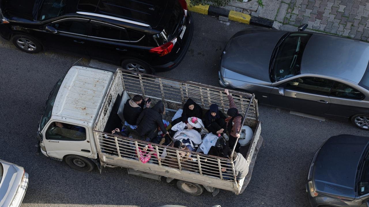 قصف ونزوح في لبنان